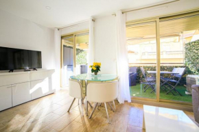 Furnished air-conditioned apartment with terrace near the beaches